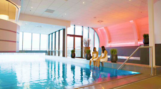 Het grote zwembad van BLUE Wellnessresort Sittard BlootKompas!