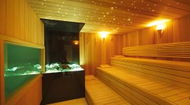 Lichtjes in het plafond geven extra sfeer aan de sauna in Sauna Saré Thermen & Beauty