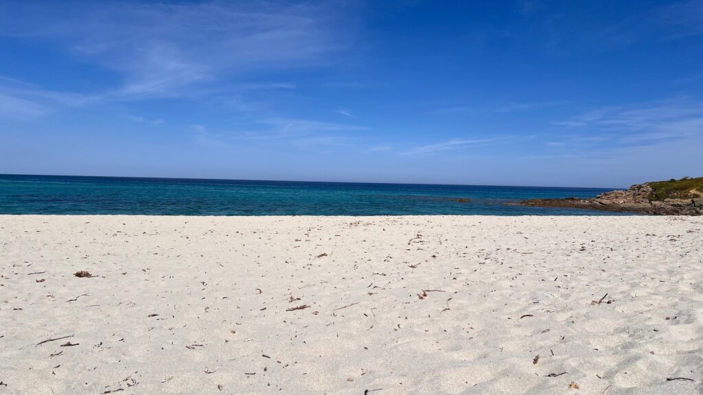 uitgestrekt zandstrand op Naaktstrand Plage de Bodri de Corbara op Corsica