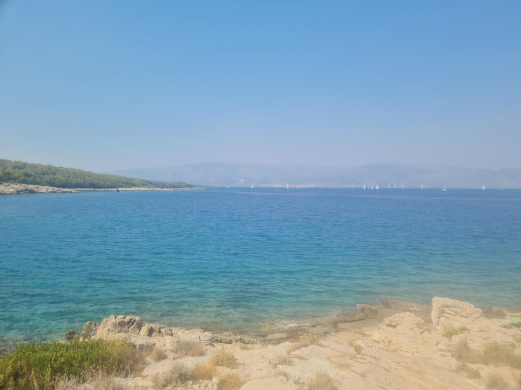 Turquoise zee aan naaktstrand Vrboska Hvar
