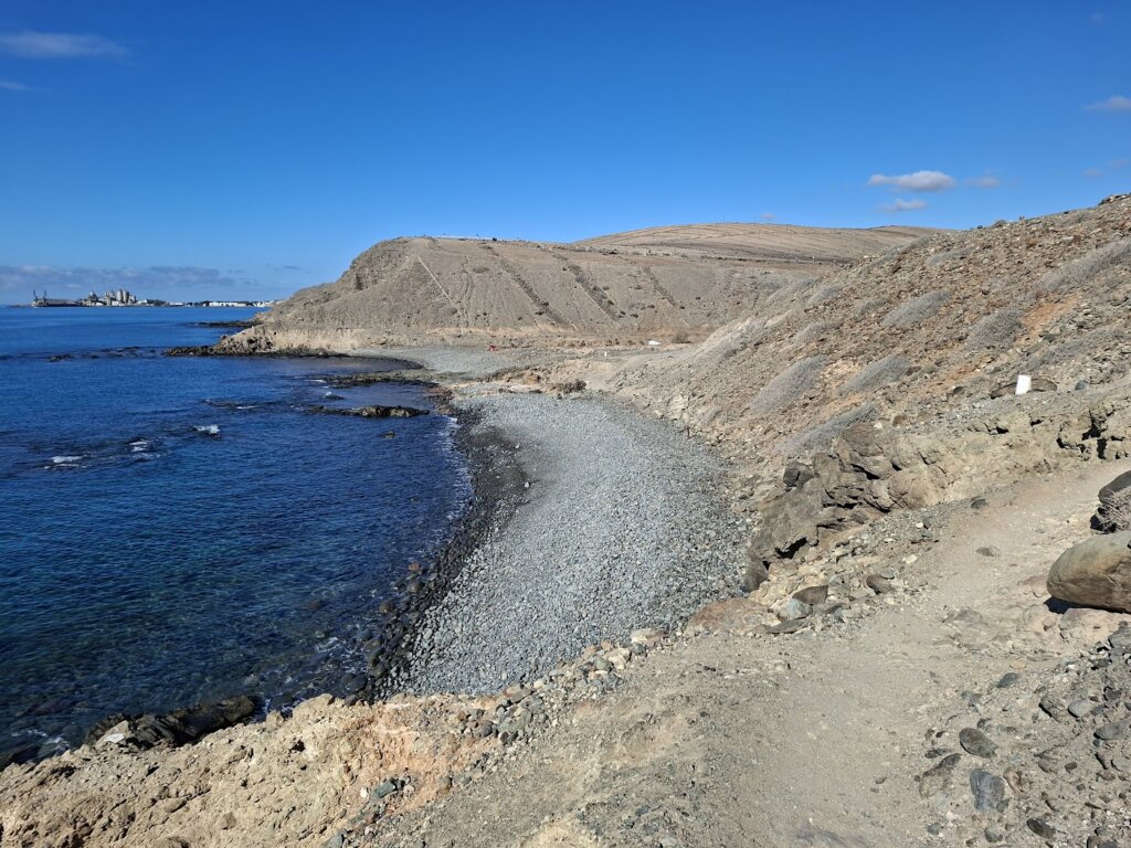 Naaktstrand Playa de Las Carpinteras is omgeven door rotsen