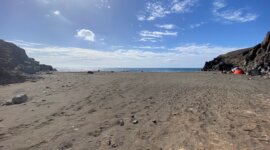 donker fijn zand op Naaktstrand Playa de Las Mujeres ligt op Gran Canaria