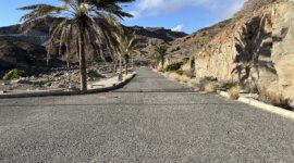 Naaktstrand Playa de Medio Almud is een donker zandstrand in een baai op Gran Canaria