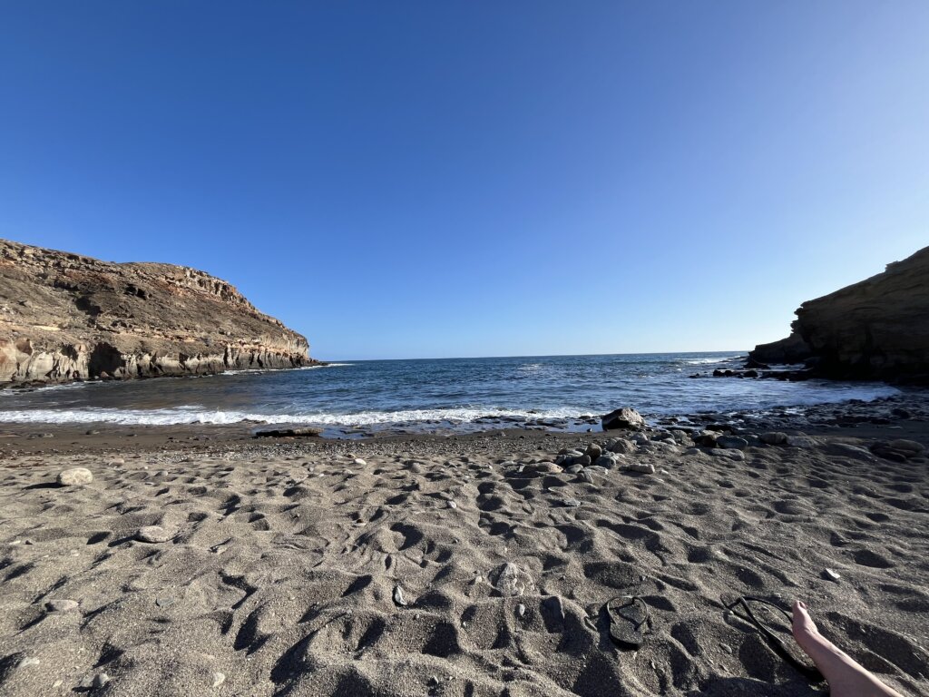 Naaktstrand Playa de Medio Almud is een donker zandstrand in een baai op Gran Canaria