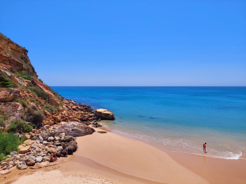 Zandstrand Praia do Burgau in Portugal