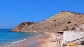 Naaktstrand Praia do Burgau in Portugal op BlootKompas!