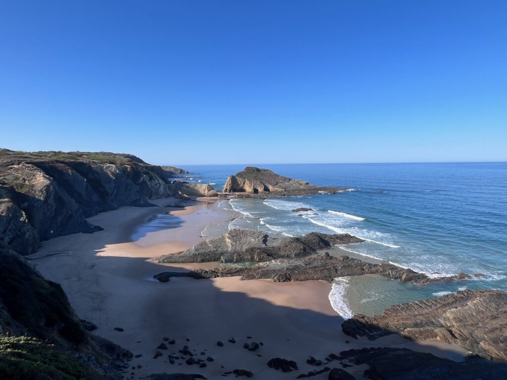 bovenaanzicht vanaf de kliffen op Naaktstrand Praia dos Alteirinhos