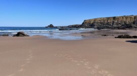 Naaktstrand Praia dos Alteirinhos ligt in een baai omgeven door hoge rotswanden