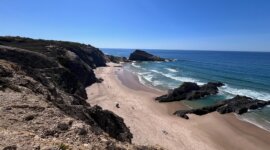 bovenaanzicht vanaf de kliffen op Naaktstrand Praia dos Alteirinhos