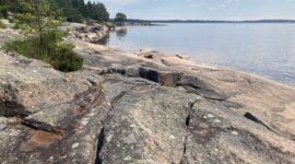 Naaktstrand Skutberget - Karlstad ligt aan de rotskust van het meer van Vänern