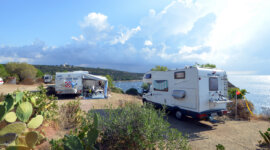 kamperen met zeezicht op Naturistencamping La Chiappa Corsica