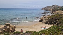kleine baai van Naaktstrand Paraga Beach op Mykonos in Griekenland
