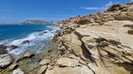 Rotsformatie van Naaktstrand Paraga Beach op Mykonos Griekenland