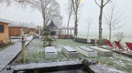 Sneeuw in de relaxtuin van Sauna Beauty Farm Midwolda in Groningen