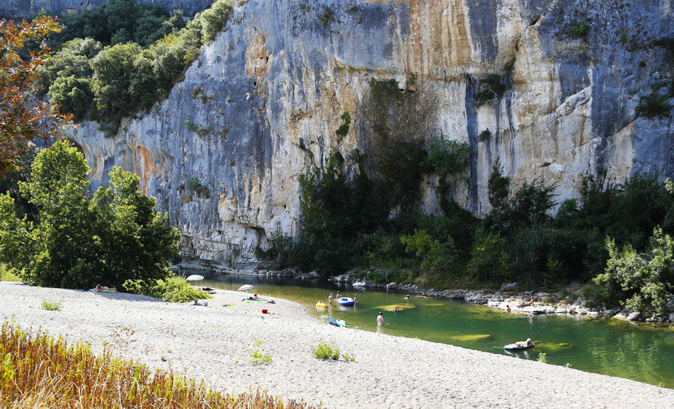 Naaktstrand La Genèse ligt aan de rivier Cèze in een kloof