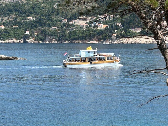 met de boot naar eiland Lokrum bij Dubrovnik