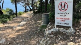 bord met aanduiding FKK strand van Naaktstrand Lokrum