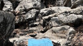 Kleine zonplekjes tussen de rotsen op Naaktstrand Lokrum