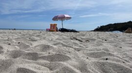 parasol en strandtas op Plage de Carataggio