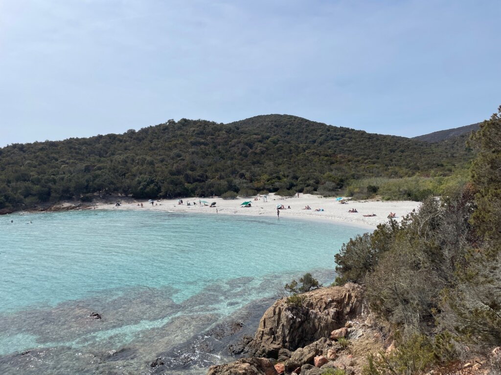wit zand en turquoise zee op plage de Carataggio