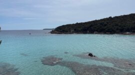 Plage de Carataggio heeft turquoise zeewater geschikt om te snorkelen