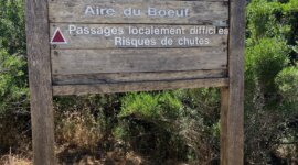 bord met aanduiding wandelpad Naaktstrand Plage du Jonquet in Zuid Frankrijk