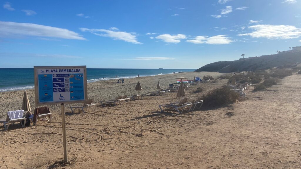 informatiebord op Naaktstrand Playa Esmeralda