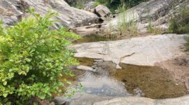 watervallen poelen en rotsen op Naaktstrand U Furu