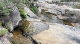 watervallen poelen en rotsen op Naaktstrand U Furu