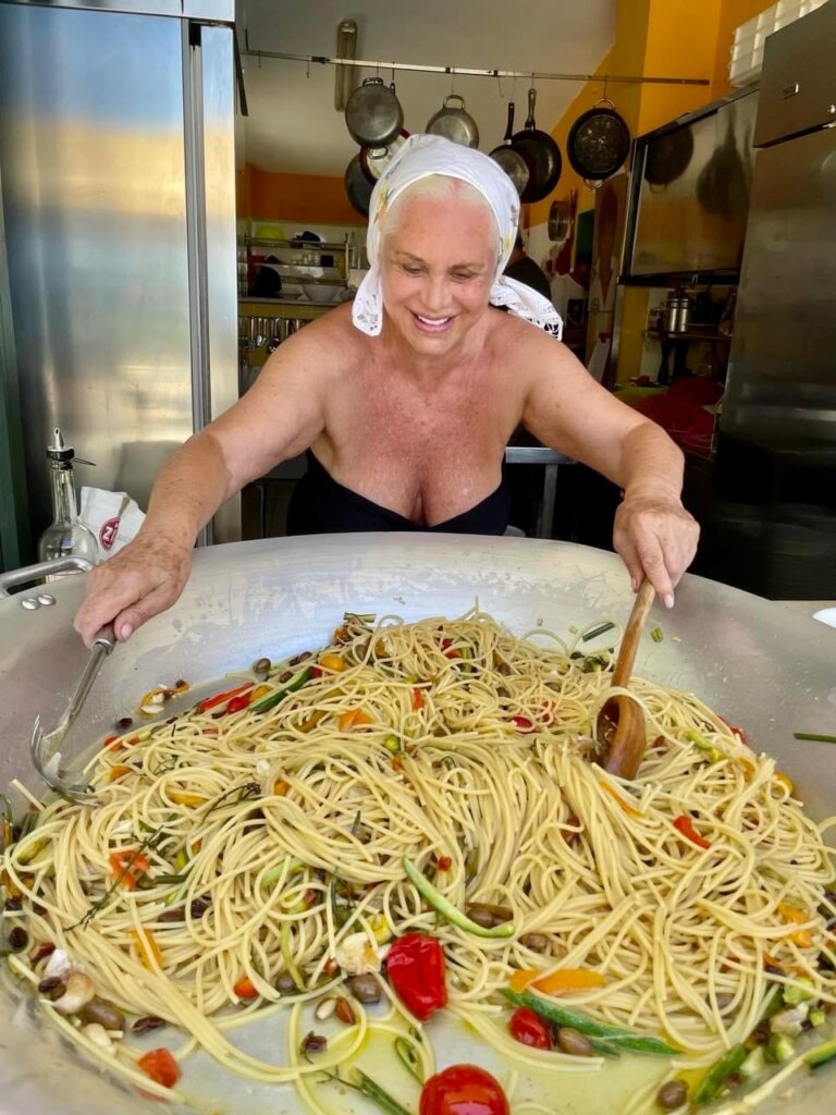 Mama Maria maakt de pasta op Naturist Club Parco del Gargano