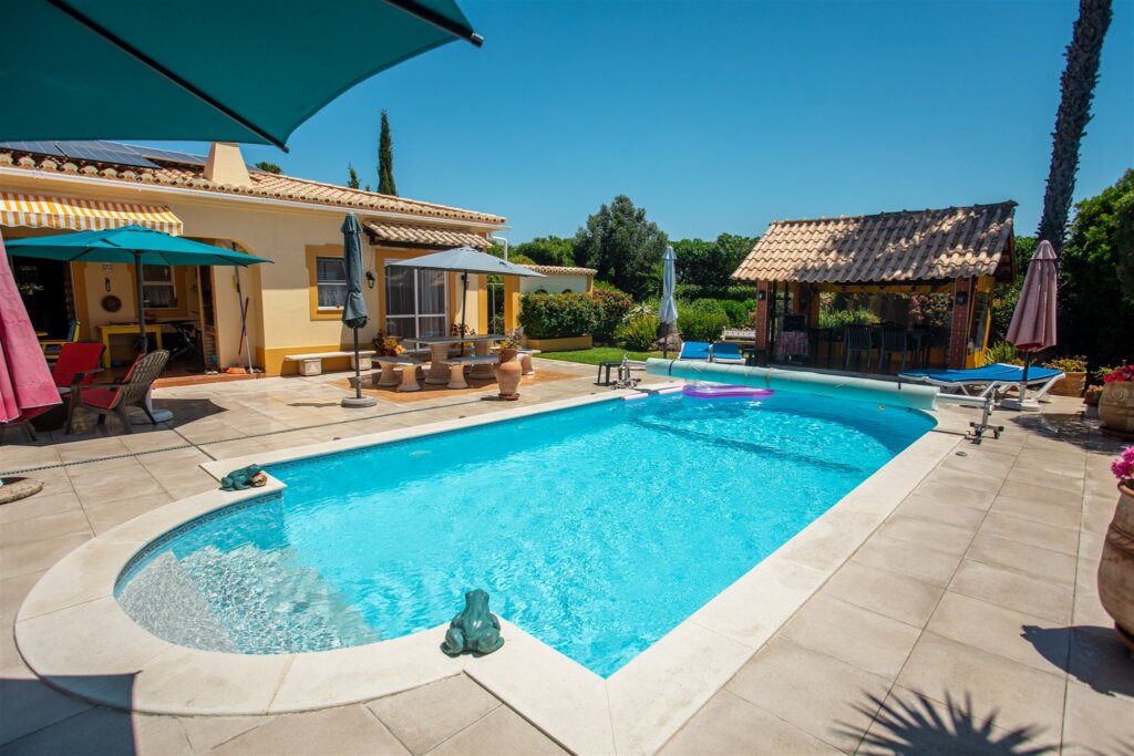zwembad met terras van Naturisten BB Casa Somba