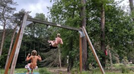 bloot op de schommel op Naturistencamping Kuikseind