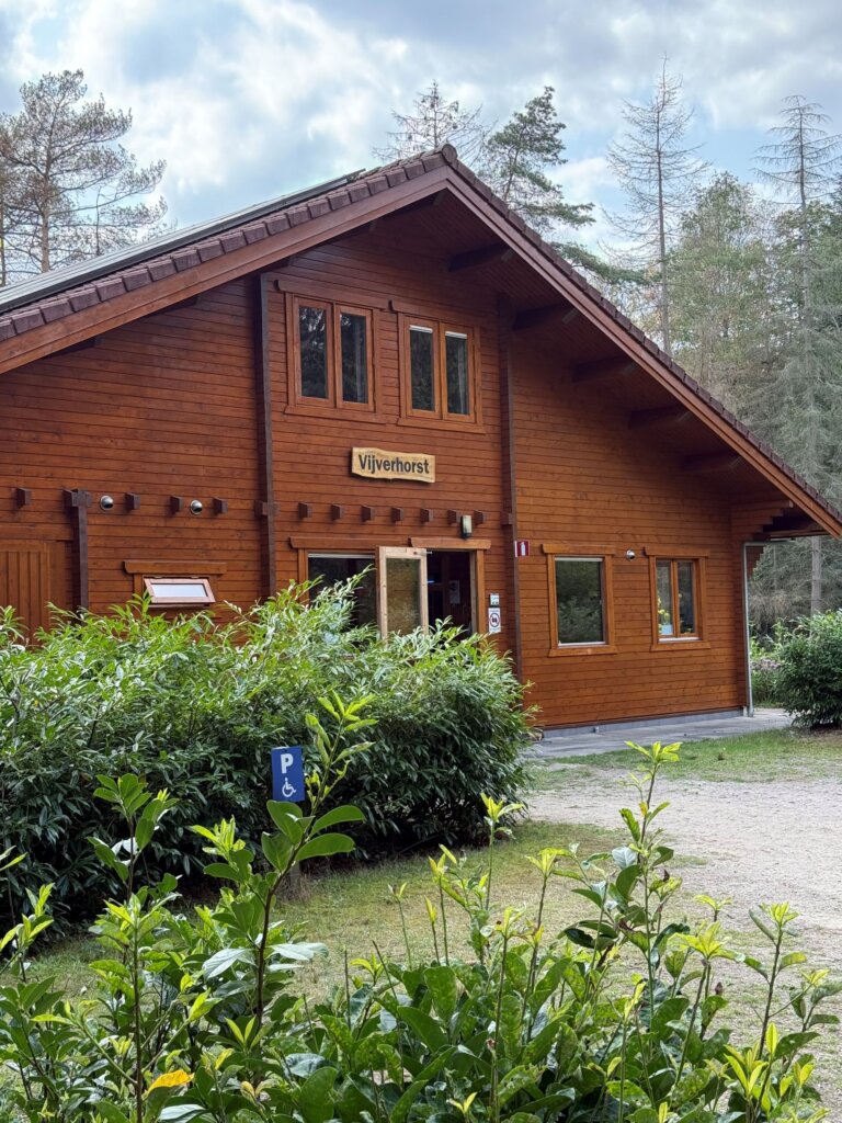 Clubgebouw De Vijverhorst op Naturistencamping Kuikseind