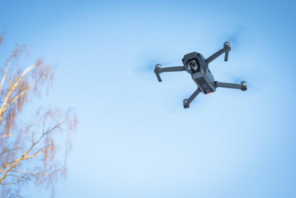 Drones boven naaktstrand