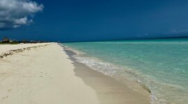 zandstrand en turquoise zee op Naaktstrand Cayo Santa Maria