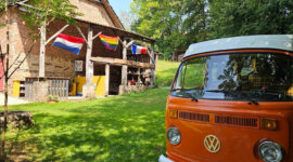 oranje VW bus op Mini-camping Le Saulet