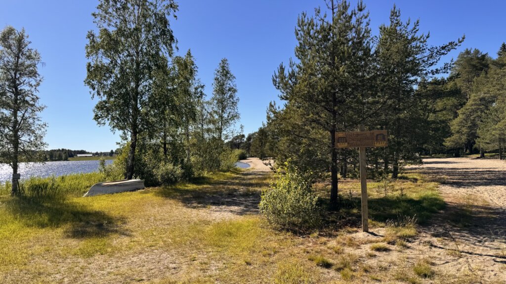 bord met aanduiding Naaktstrand Umeå – Dragonudden