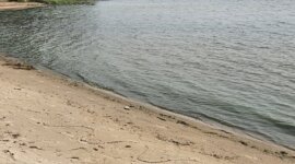 Naaktstrand Vålön Kristinehamn – Sandvikarna is een rustig zandstrand omringt door dennenbos