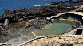 zwarte rotsenkust op Naaktstrand Charco del Palo