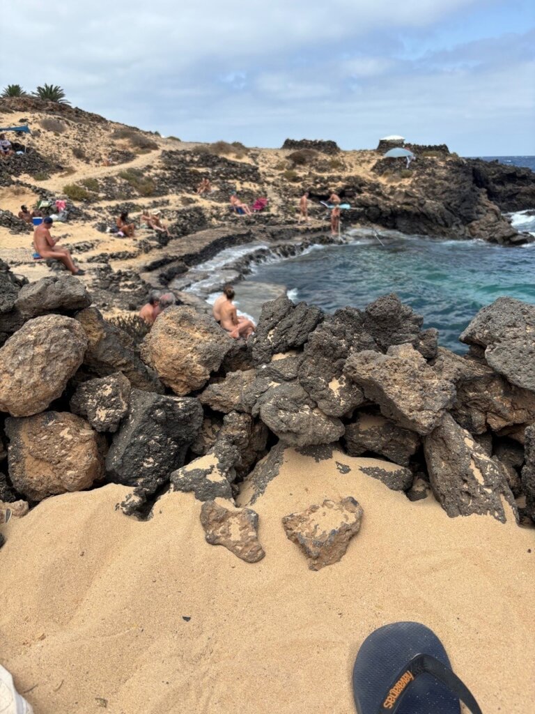 naakt recreërende mensen op Naaktstrand Charco del Palo