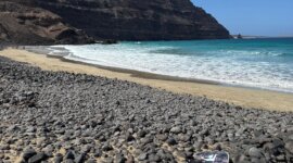 surfboard ligt op Naaktstrand Playa de la Canteria op lanzarote