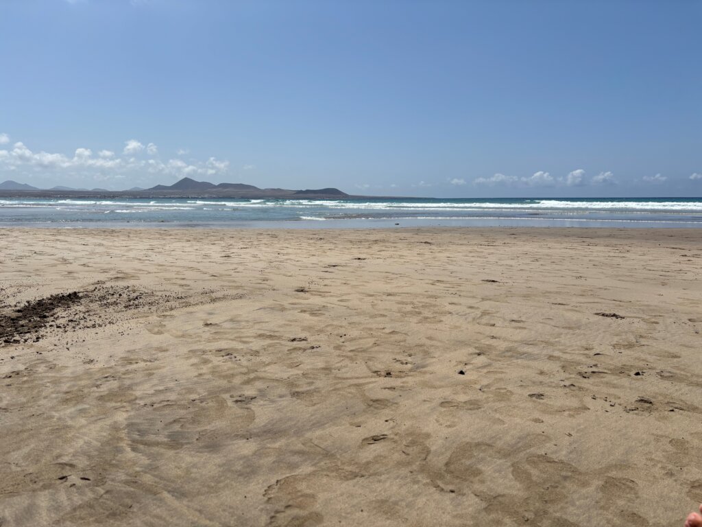 Naaktstrand Playa Famara is een groot zandstrand