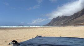 slippers en badlaken op Naaktstrand Playa Famara