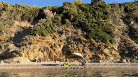 parasol en kristalheldere zee op Naaktstrand Ligaries Beach
