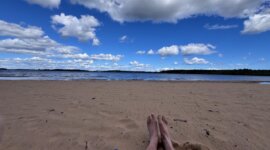met de voeten in het zand op Naaktstrand Luleå – Lulviksbadet