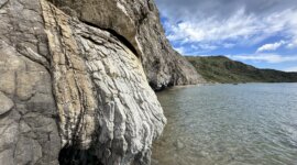 kristalheldere zee en rotswand van Naaktstrand Melia Dahfni