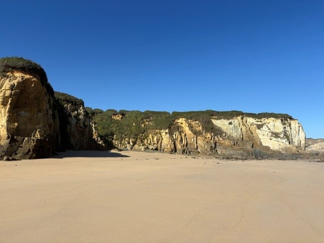 Zand en kliffen op Naaktstrand Playa de Mexota