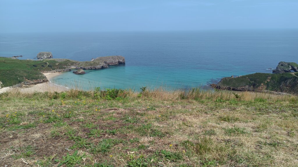 overzicht van de baai met rotsen en turquoise zee op Naaktstrand Torimbia