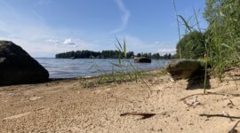 Naaktstrand Vätterviksbadet is een smal zandstrand