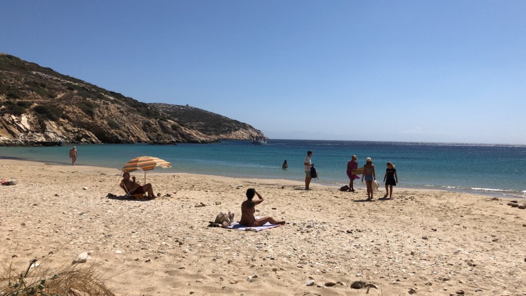 naakt recreëren op strand voor nudisten kendros Donoussa